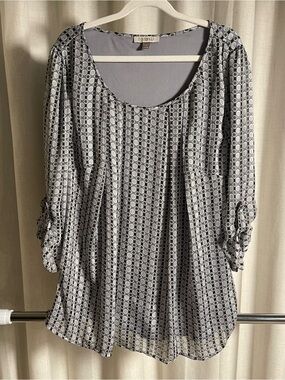 Roz & Ali Scoop Neck Top in Light Gray with Black Trim